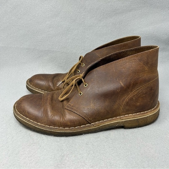 Clarks Men\'s Size 9.5 Desert Boot Beeswax Leather Brown - Gum Sole. main image 11